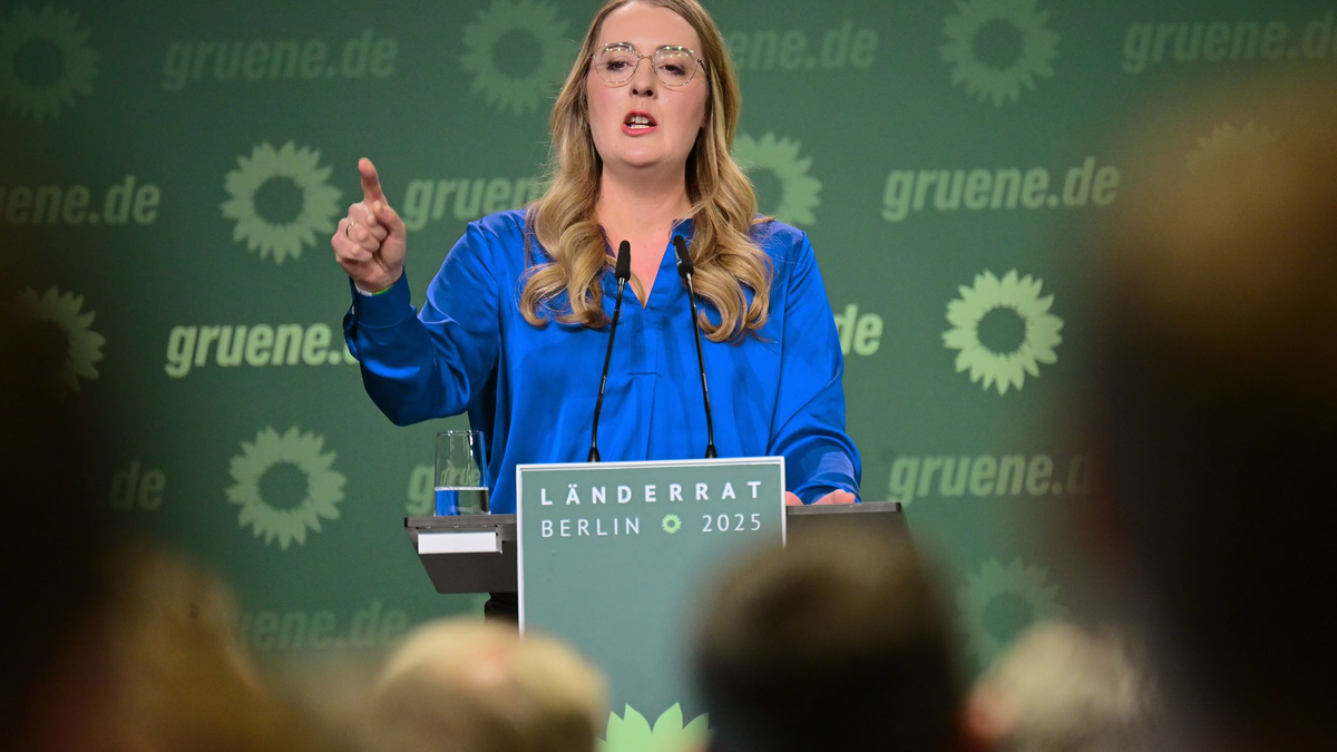 Zum Abschied gab es Blumen für das einstige Spitzenduo Habeck und Baerbock. - Foto: Sebastian Christoph Gollnow/dpa