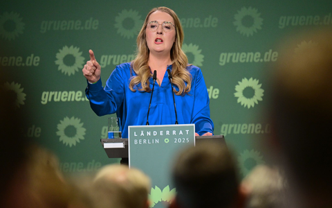 Zum Abschied gab es Blumen für das einstige Spitzenduo Habeck und Baerbock. - Foto: Sebastian Christoph Gollnow/dpa Zum Abschied gab es Blumen für das einstige Spitzenduo Habeck und Baerbock. - Foto: Sebastian Christoph Gollnow/dpa