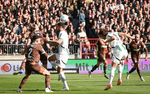 Möchengladbachs Franck Honorat (vorn) behauptet den Ball gegen die Hamburger Lars Ritzka (l) und Hauke Wahl. - Foto: Christian Charisius/dpa Möchengladbachs Franck Honorat (vorn) behauptet den Ball gegen die Hamburger Lars Ritzka (l) und Hauke Wahl. - Foto: Christian Charisius/dpa