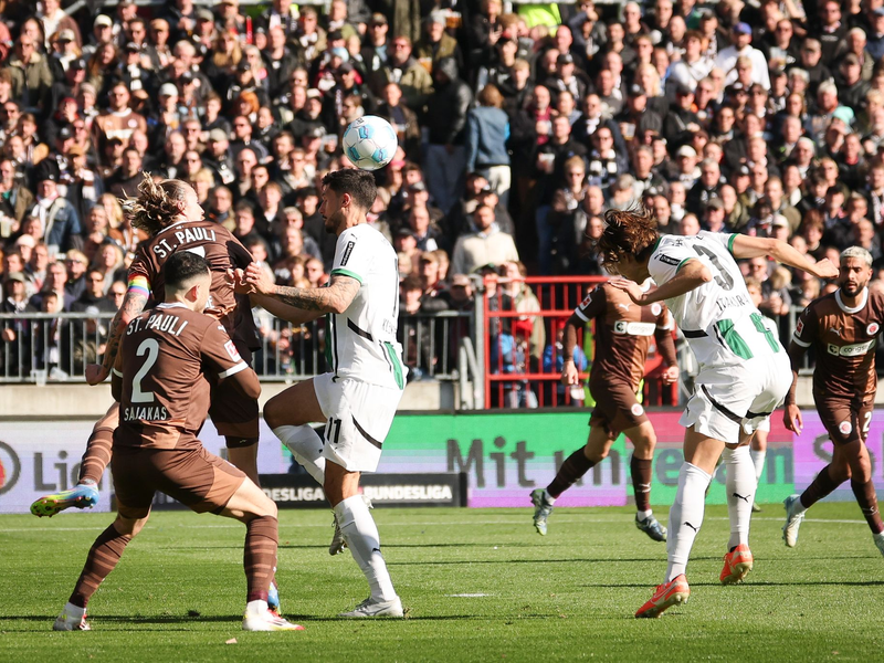 Möchengladbachs Franck Honorat (vorn) behauptet den Ball gegen die Hamburger Lars Ritzka (l) und Hauke Wahl. - Foto: Christian Charisius/dpa
