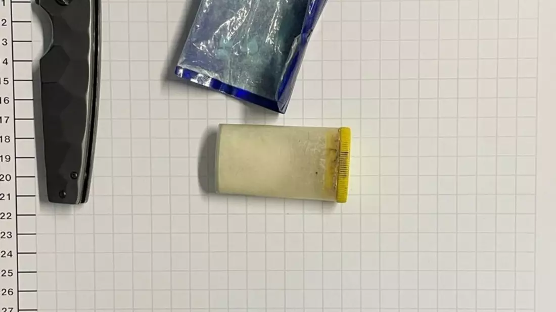 BPOL NRW: Bundespolizei beschlagnahmt Drogen und Einhandmesser von 43-Jährigem - Bild: presseportal.de