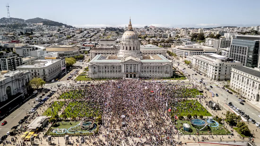 Auch in San Francisco versammelten sich viele Menschen im Protest gegen Trump und dessen Regierung. - Bild: Stephen Lam/San Francisco Chronicle via AP/dpa