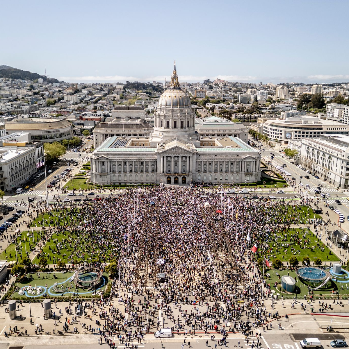 Auch in San Francisco versammelten sich viele Menschen im Protest gegen Trump und dessen Regierung. - Foto: Stephen Lam/San Francisco Chronicle via AP/dpa