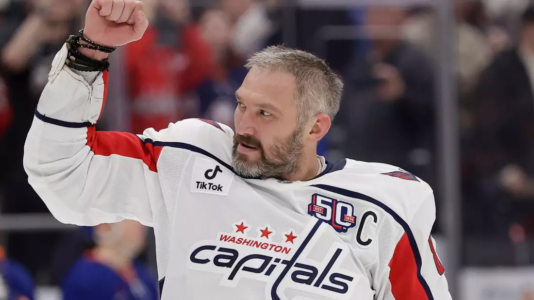 Wird vom Publikum gefeiert: Eishockey-Größe Owetschkin. - Bild: Adam Hunger/FR110666 AP/AP/dpa