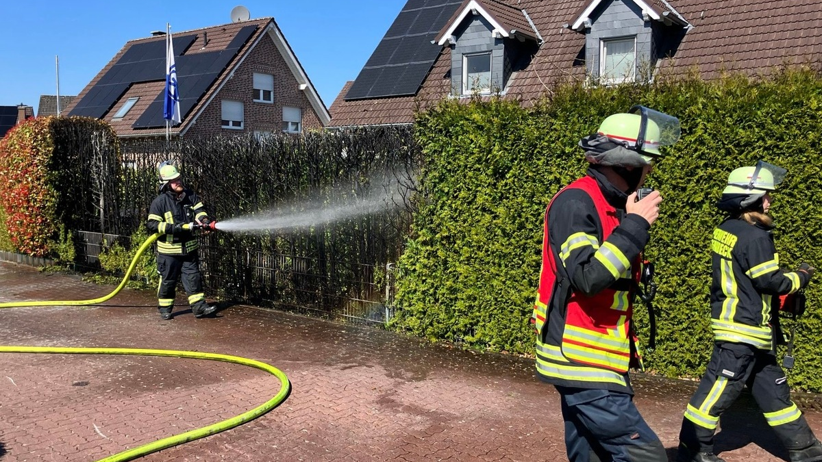 FW-Schermbeck: Heckenbrand - Foto: presseportal.de
