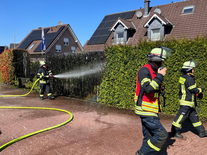 FW-Schermbeck: Heckenbrand - Foto: presseportal.de