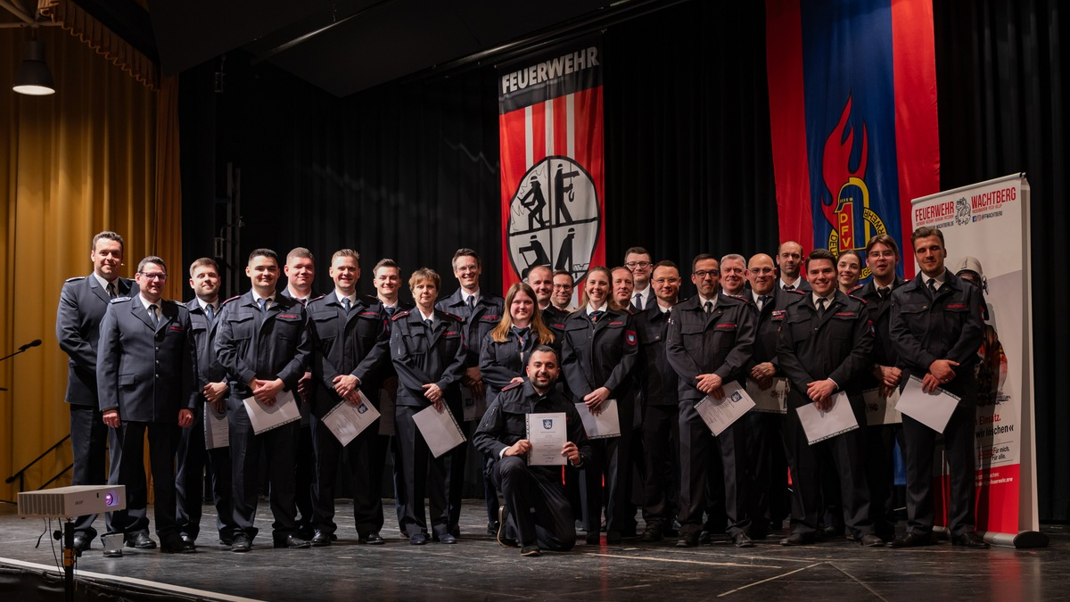 FW Wachtberg: Wofür stehen wir als Feuerwehr Wachtberg? Eine Antwort gab es auf dem Abend der Feuerwehr Wachtberg - Foto: presseportal.de