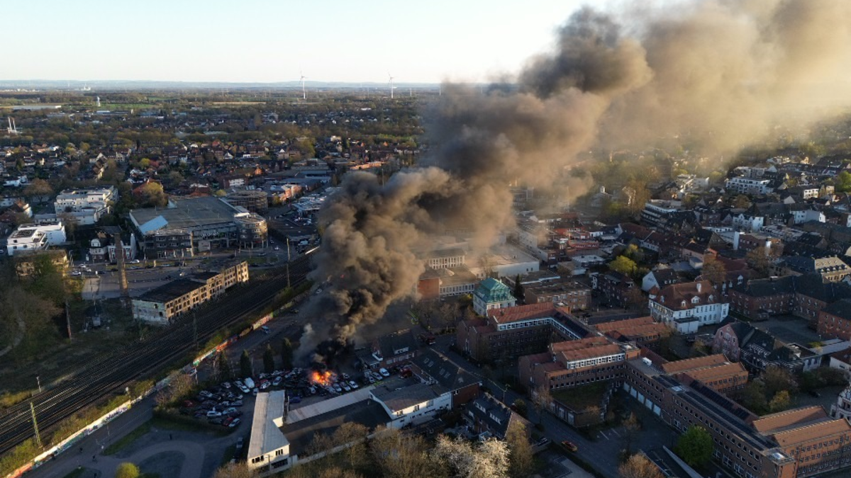 FW-WAF: Brand auf Schrottplatz - Foto: presseportal.de