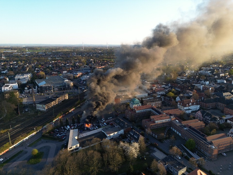 FW-WAF: Brand auf Schrottplatz - Foto: presseportal.de