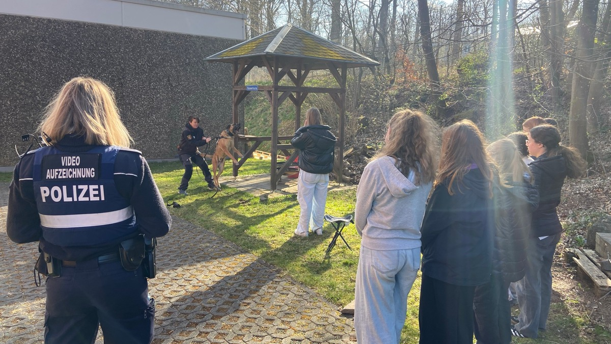POL-PDTR: Girls Day bei der Polizeiinspektion Morbach - Foto: presseportal.de