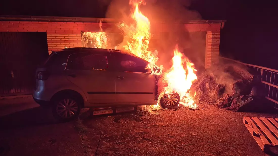 FW-EN: PKW-Brand in Garagenhof - schnelles Eingreifen verhindert Ausbreitung - Bild: presseportal.de