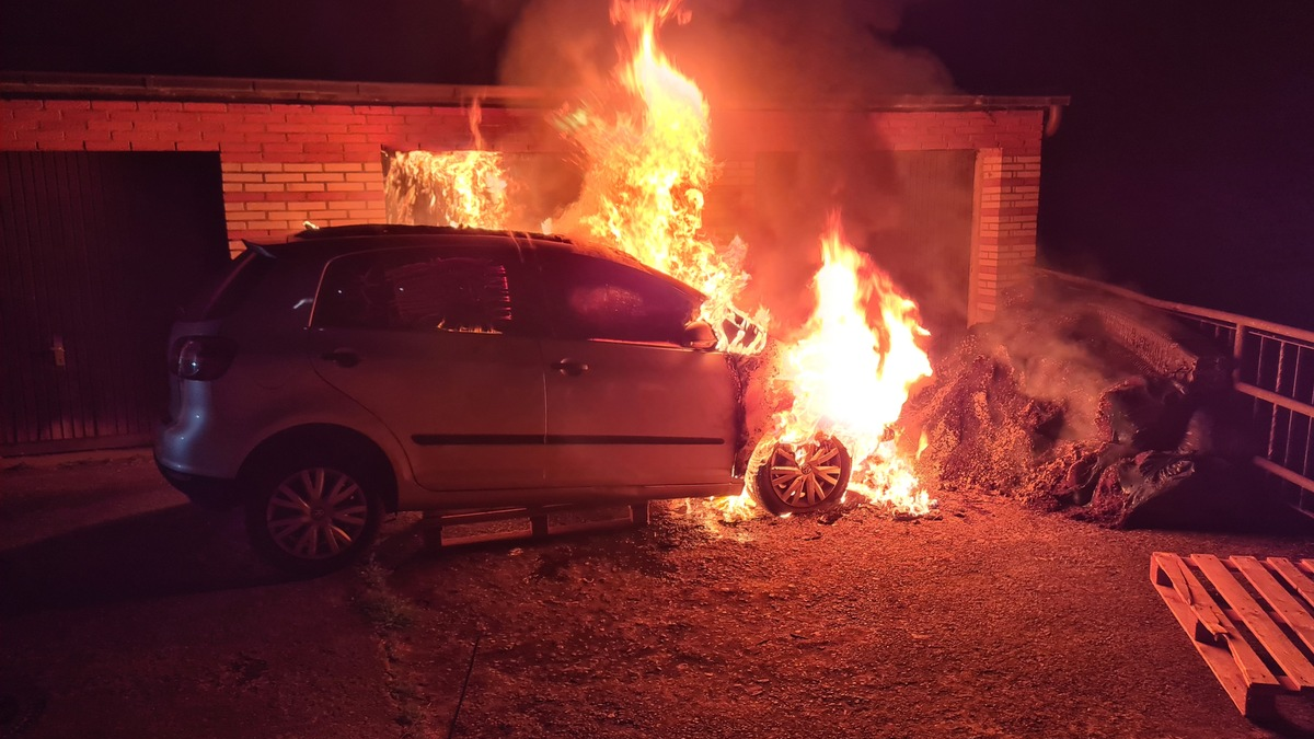 FW-EN: PKW-Brand in Garagenhof - schnelles Eingreifen verhindert Ausbreitung - Foto: presseportal.de