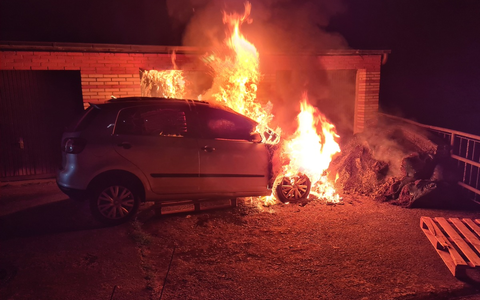FW-EN: PKW-Brand in Garagenhof - schnelles Eingreifen verhindert Ausbreitung - Foto: presseportal.de