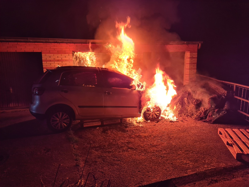 FW-EN: PKW-Brand in Garagenhof - schnelles Eingreifen verhindert Ausbreitung - Foto: presseportal.de