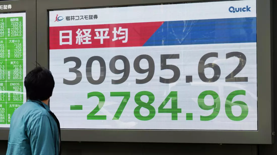 Die Börsen in Asien verbuchten am Montagmorgen massive Verluste. - Bild: -/Kyodo News via AP/dpa
