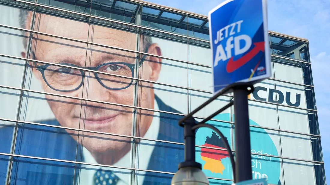 Während die Union verhandelt, schließt die AfD in Umfragen auf – für Merz steigt der Druck . (Archivbild) - Bild: Michael Kappeler/dpa
