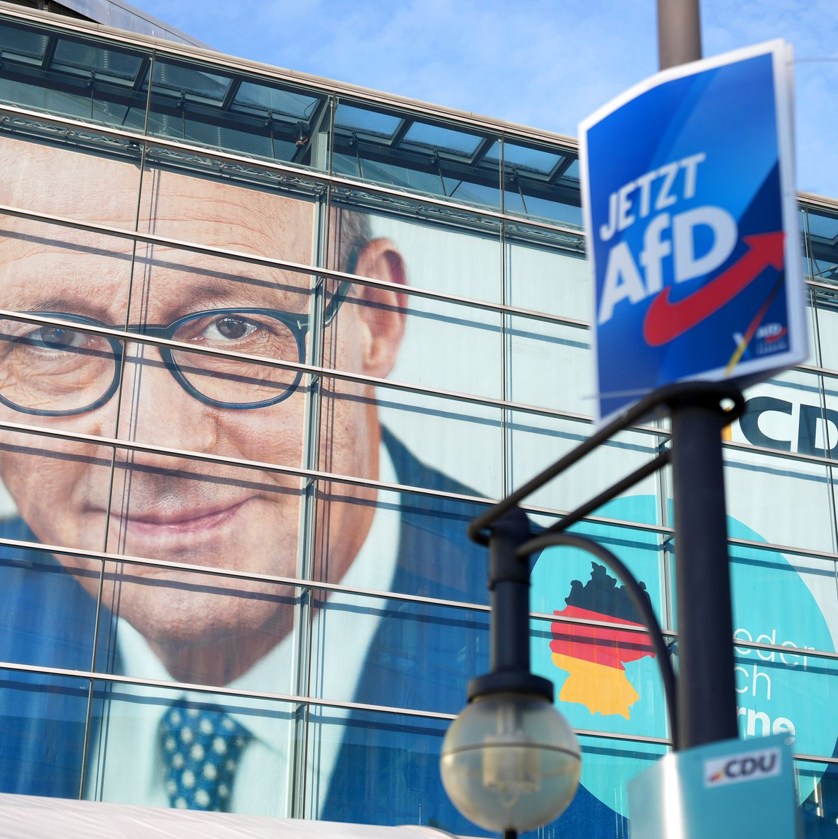 Während die Union verhandelt, schließt die AfD in Umfragen auf – für Merz steigt der Druck . (Archivbild) - Foto: Michael Kappeler/dpa
