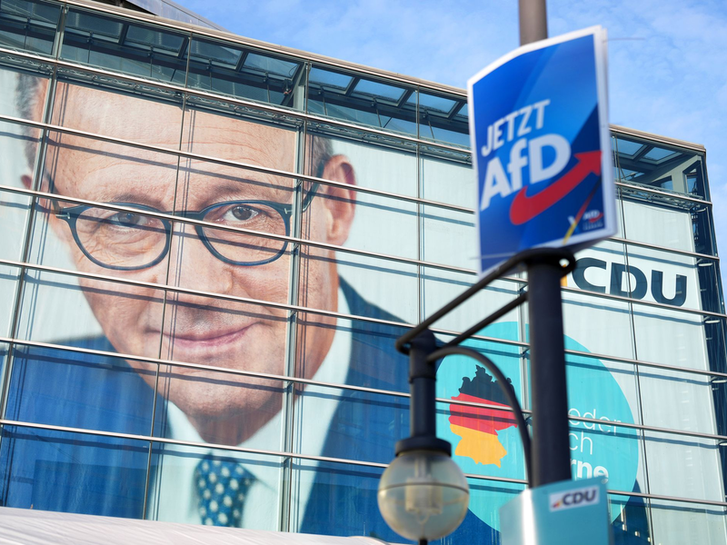 Während die Union verhandelt, schließt die AfD in Umfragen auf – für Merz steigt der Druck . (Archivbild) - Foto: Michael Kappeler/dpa