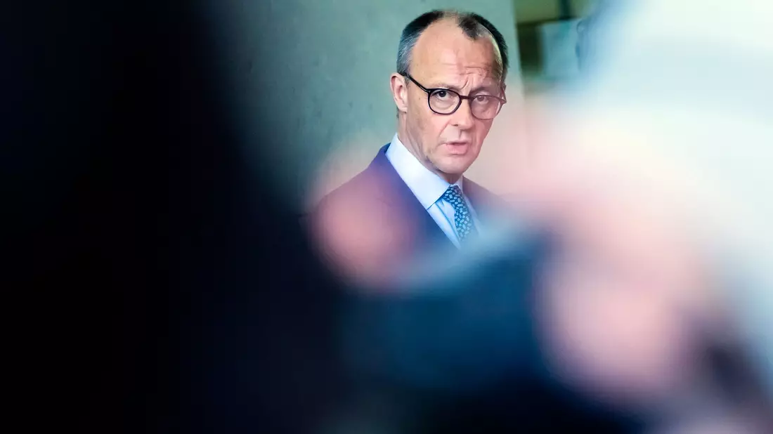 Merz will eine deutlich härtere Migrationspolitik. (Archivbild) - Bild: Christoph Soeder/dpa