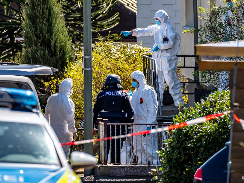 Seit dem mutmaßlichen Dreifachmord ist der Verdächtige auf der Flucht. (Archivbild) - Foto: Markus Klümper/dpa