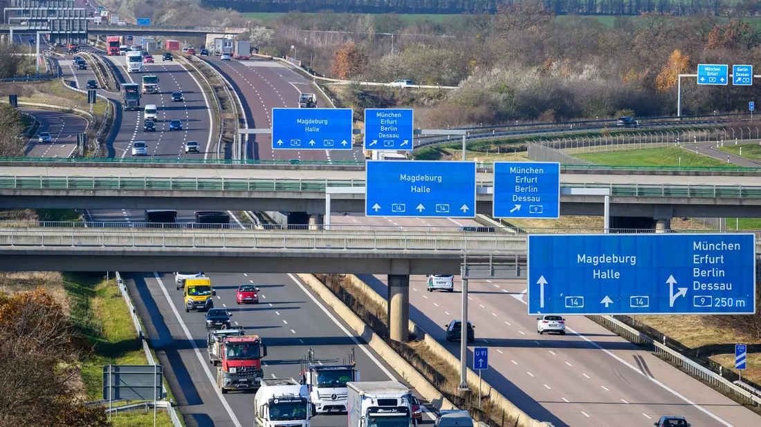 Bericht sieht zu wenig Fortschritte bei der Energiewende im Verkehr (Archivbild). - Bild: Hendrik Schmidt/dpa