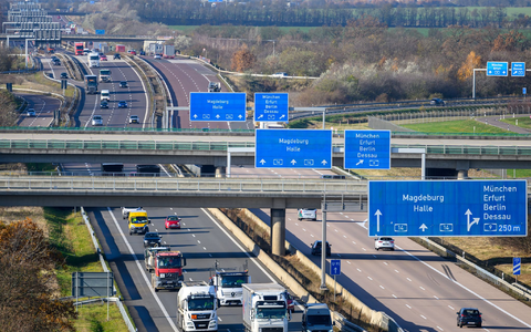 Bericht sieht zu wenig Fortschritte bei der Energiewende im Verkehr (Archivbild). - Foto: Hendrik Schmidt/dpa