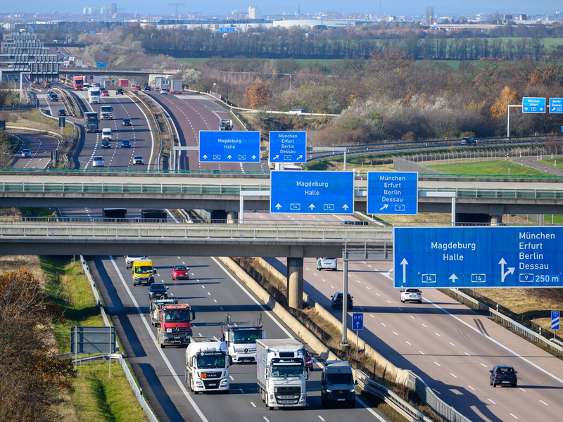 Bericht sieht zu wenig Fortschritte bei der Energiewende im Verkehr (Archivbild). - Foto: Hendrik Schmidt/dpa