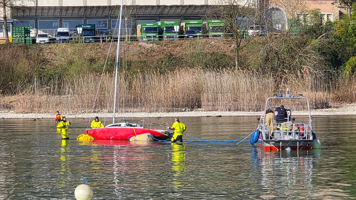 FW Konstanz: Gestrandetes Segelboot - Foto: presseportal.de