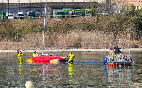 FW Konstanz: Gestrandetes Segelboot - Foto: presseportal.de