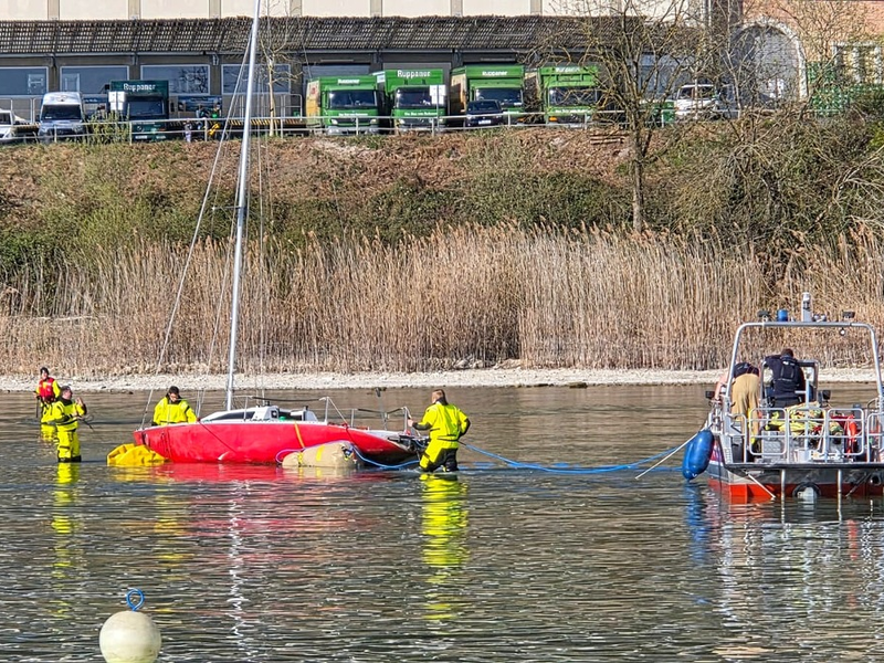 FW Konstanz: Gestrandetes Segelboot - Foto: presseportal.de