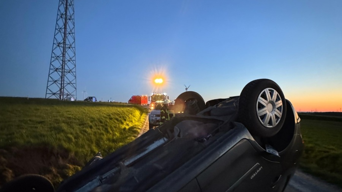 FW Ense: Verkehrsunfall- PKW überschlagen - Foto: presseportal.de