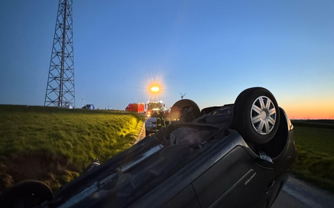 FW Ense: Verkehrsunfall- PKW überschlagen - Foto: presseportal.de