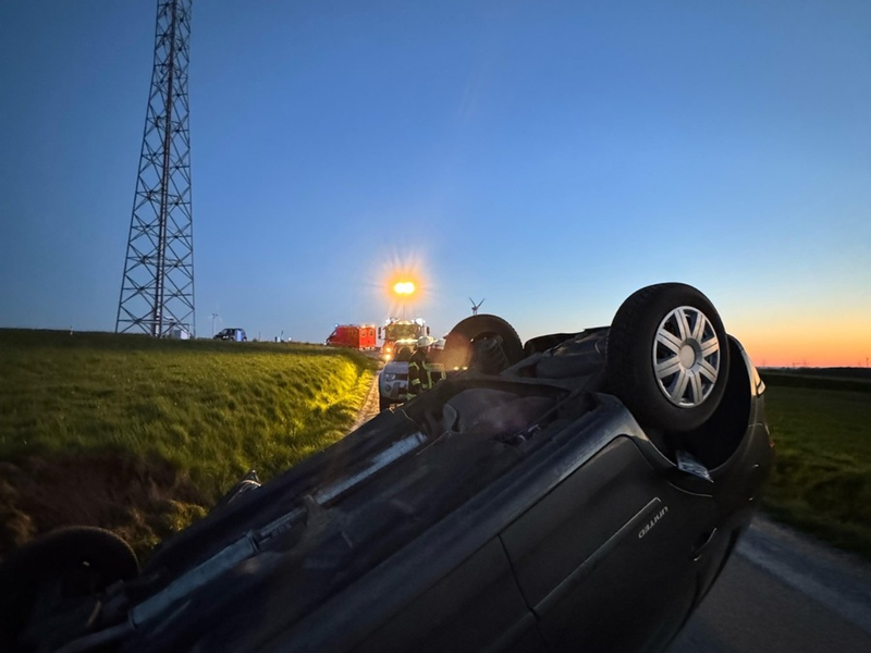 FW Ense: Verkehrsunfall- PKW überschlagen - Foto: presseportal.de