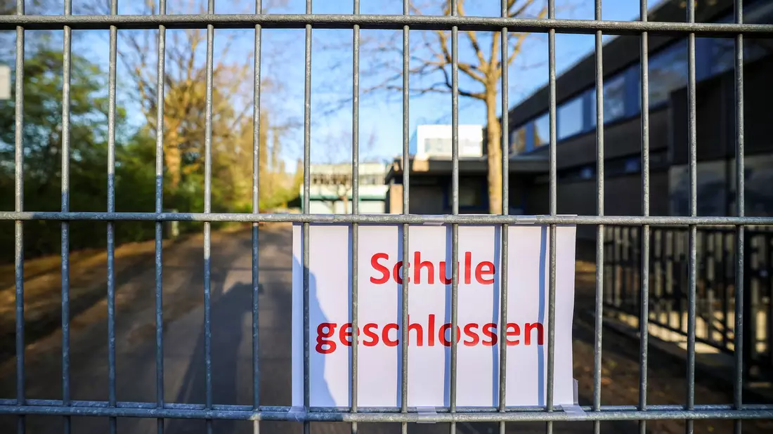 Für 18.000 Schülerinnen und Schüler fand am Montag in Duisburg wegen einer unklaren Bedrohungslage kein Unterricht vor Ort statt. - Bild: Christoph Reichwein/dpa