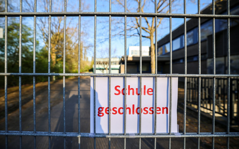Wegen einer Bedrohungslage in Duisburg bleiben alle Sekundar- und Gesamtschulen in der Stadt am Montag geschlossen.  - Foto: Christoph Reichwein/dpa