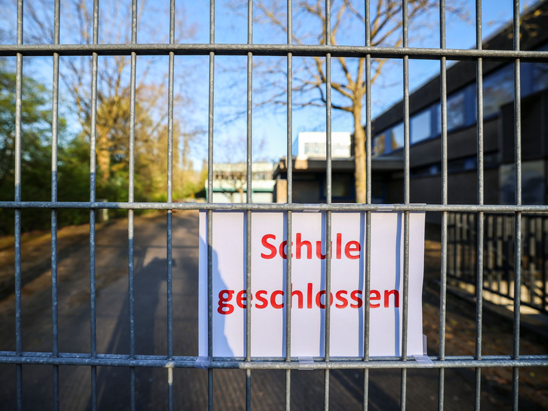 Für 18.000 Schülerinnen und Schüler fand am Montag in Duisburg wegen einer unklaren Bedrohungslage kein Unterricht vor Ort statt. - Foto: Christoph Reichwein/dpa