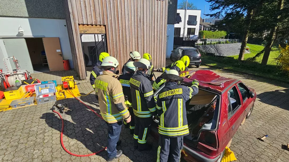 FW Burscheid: Feuerwehren beenden gemeinsamen Lehrgang - neue Retter für Burscheid und Leichlingen - Bild: presseportal.de