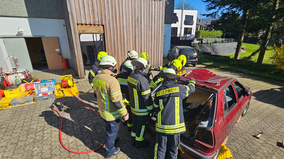 FW Burscheid: Feuerwehren beenden gemeinsamen Lehrgang - neue Retter für Burscheid und Leichlingen - Foto: presseportal.de