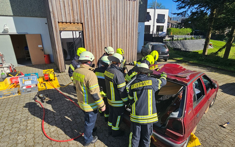 FW Burscheid: Feuerwehren beenden gemeinsamen Lehrgang - neue Retter für Burscheid und Leichlingen - Foto: presseportal.de FW Burscheid: Feuerwehren beenden gemeinsamen Lehrgang - neue Retter für Burscheid und Leichlingen - Foto: presseportal.de