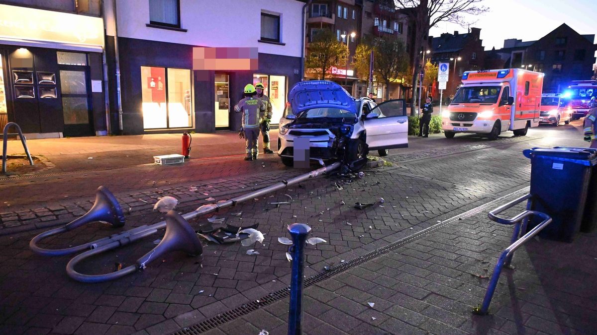 FW Pulheim: PKW kollidiert mit Straßenlaterne - Foto: presseportal.de