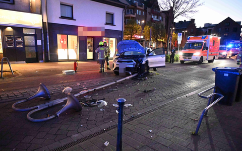 FW Pulheim: PKW kollidiert mit Straßenlaterne - Foto: presseportal.de
