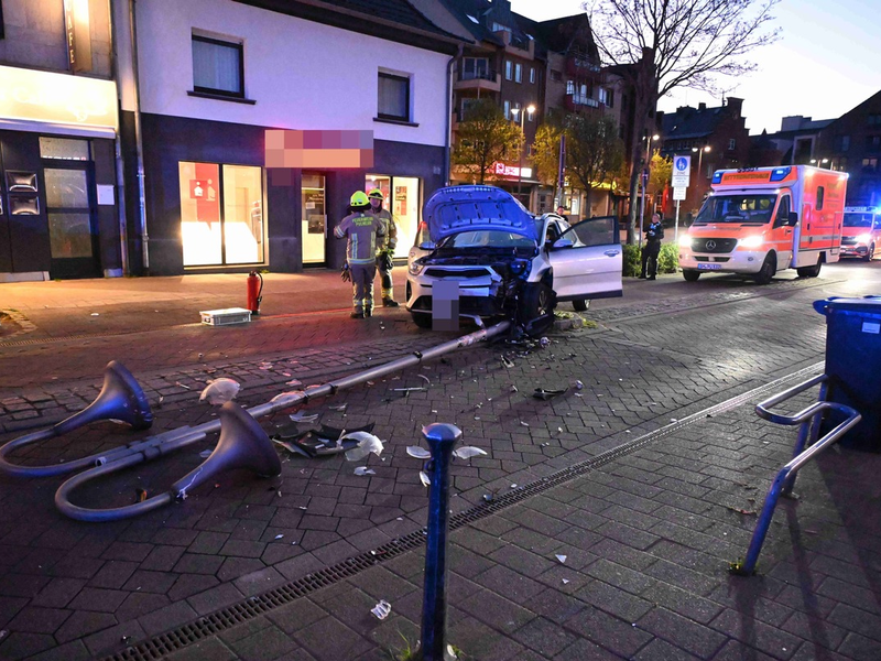FW Pulheim: PKW kollidiert mit Straßenlaterne - Foto: presseportal.de