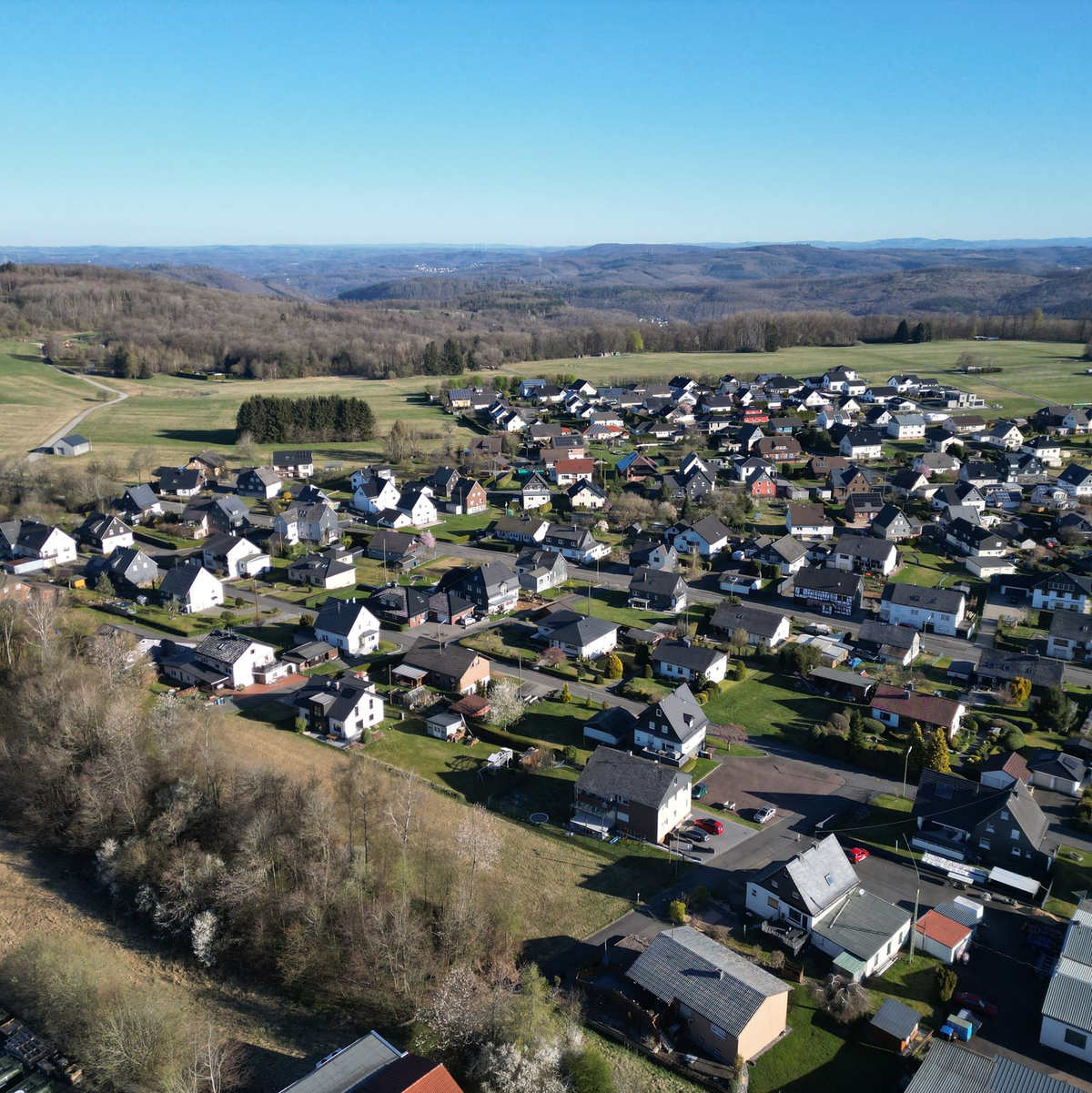 Die Polizei durchsucht in der Region immer wieder verschiedene Orte. - Foto: Thomas Frey/dpa