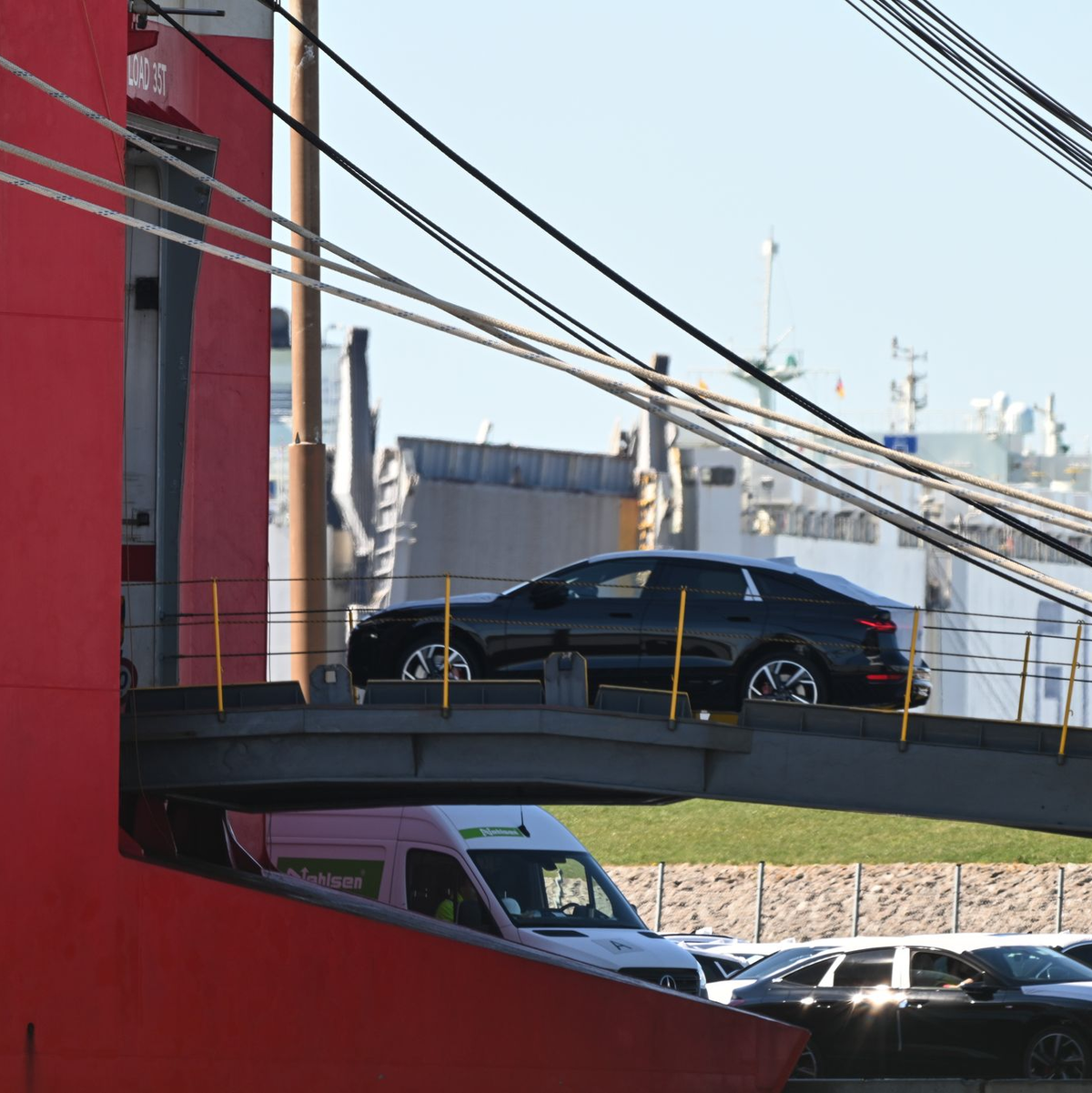 Zölle belasten Exportnation Deutschland - erneute Rezession droht. (Archivbild) - Foto: Lars Penning/dpa
