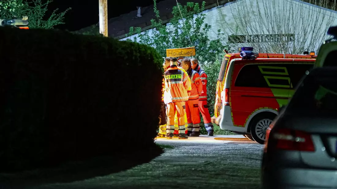 Die Polizei ist für die Spurensicherung in der Nacht in der Gartenlaube angerückt.  - Bild: Florian Schmidt/dpa