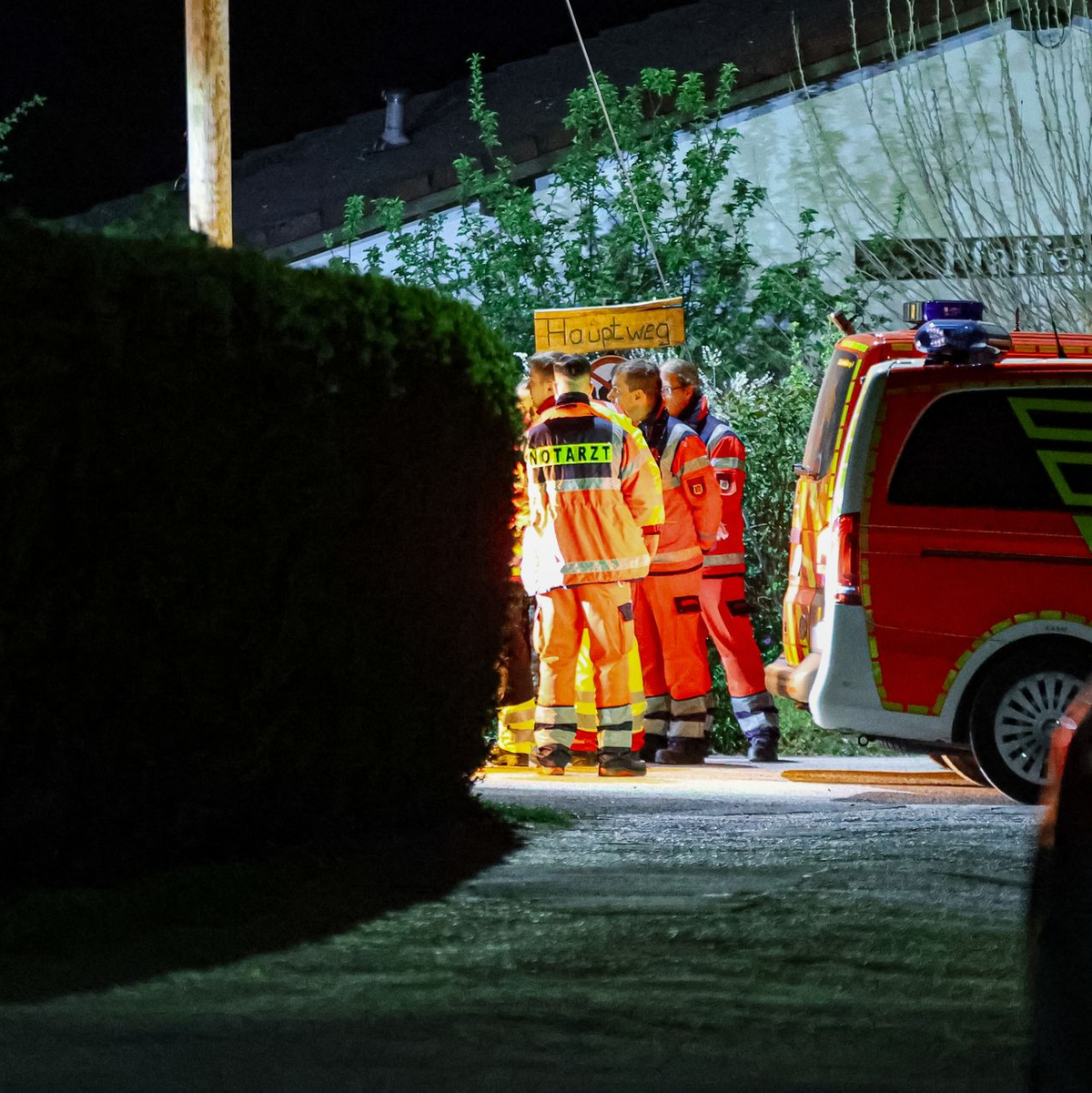 Die Polizei ist für die Spurensicherung in der Nacht in der Gartenlaube angerückt.  - Foto: Florian Schmidt/dpa