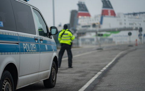 BPOL-HRO: Bundespolizei stellt mutmaßlichen Schleuser im Überseehafen Rostock - Foto: presseportal.de BPOL-HRO: Bundespolizei stellt mutmaßlichen Schleuser im Überseehafen Rostock - Foto: presseportal.de