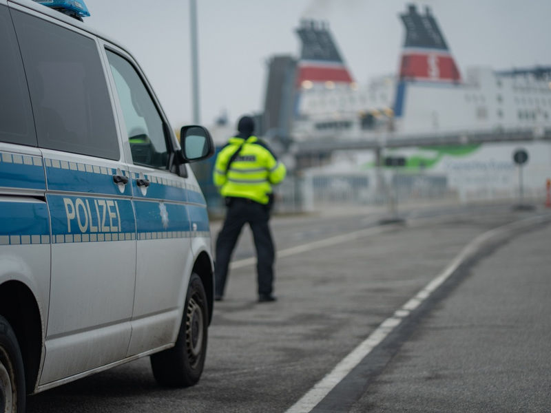BPOL-HRO: Urkundenfälschung und weitere Verstöße bei Einreise festgestellt - Foto: presseportal.de
