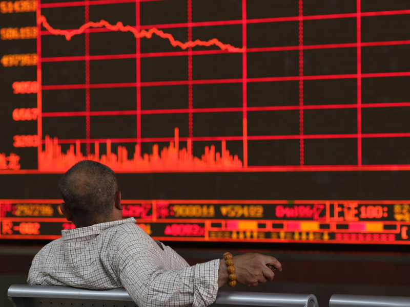 Alles rot - an den Aktienmärkten geht es dramatisch abwärts. (Symbolbild) - Foto: Ng Han Guan/AP/dpa