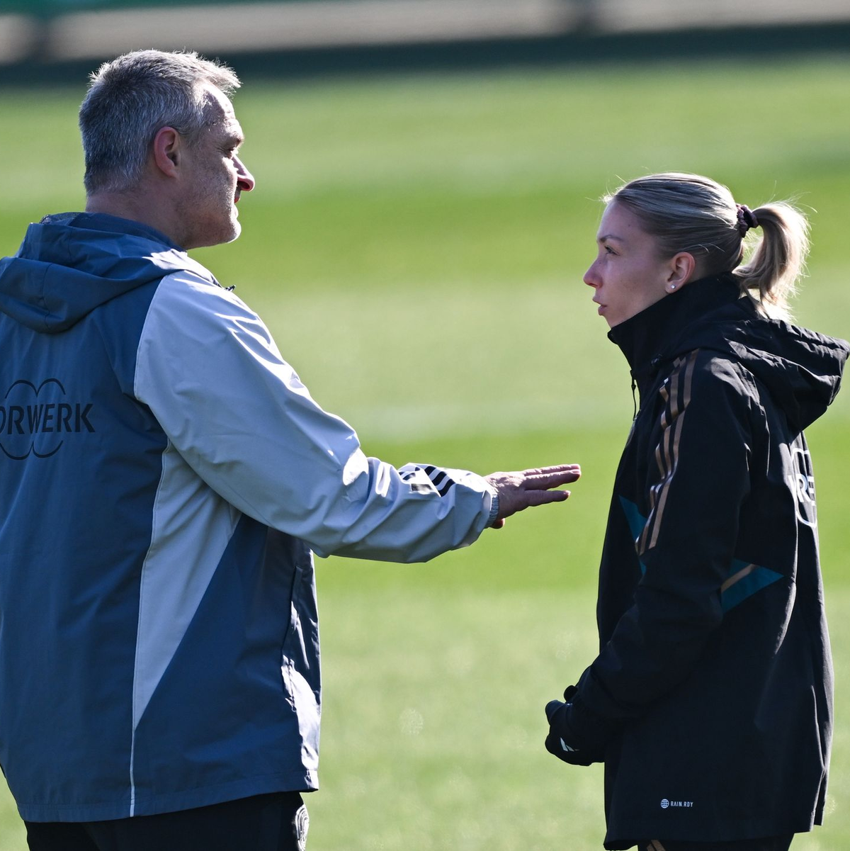 Elisa Senß (r) überzeugte zuletzt Bundestrainer Christian Wück. - Foto: Arne Dedert/dpa